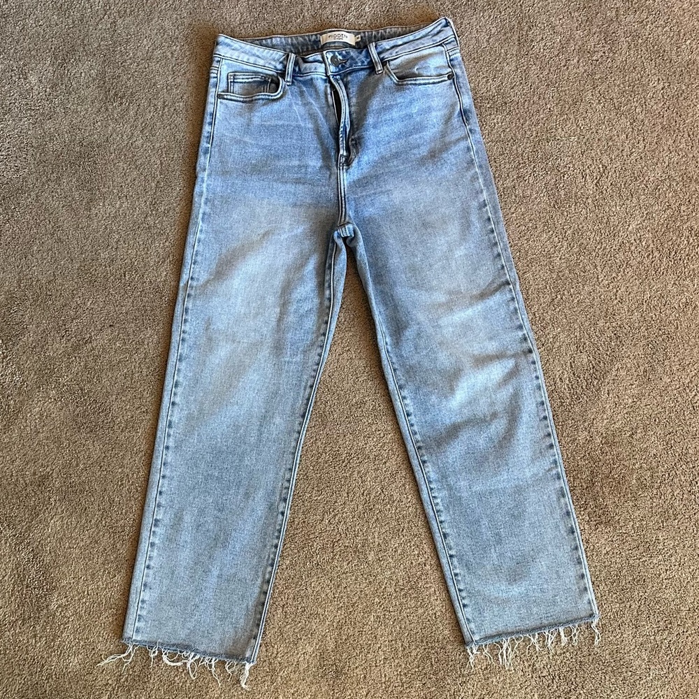 Hidden Straight Leg Jeans with Light Wash & Frayed Hem